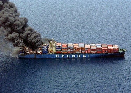 Пожар на контейнеровозе Hyundai Fortune, признанный полной конструктивной потерей.